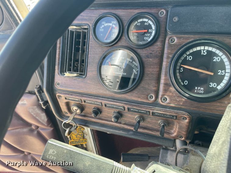 image for item DM2718 2002 Freightliner  FLD semi truck