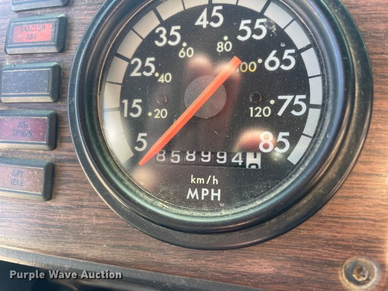 image for item DM2718 2002 Freightliner  FLD semi truck