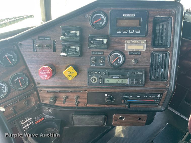 image for item DM2718 2002 Freightliner  FLD semi truck