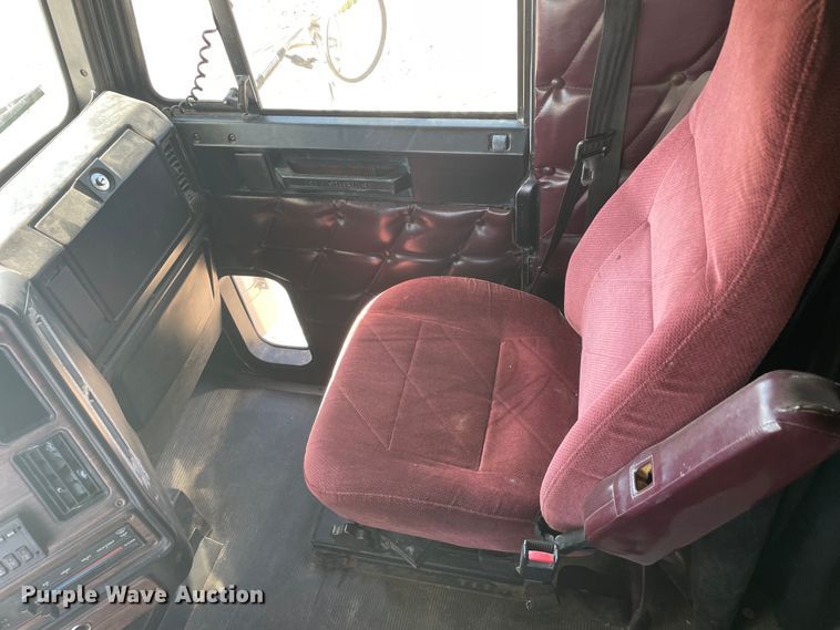 image for item DM2718 2002 Freightliner  FLD semi truck