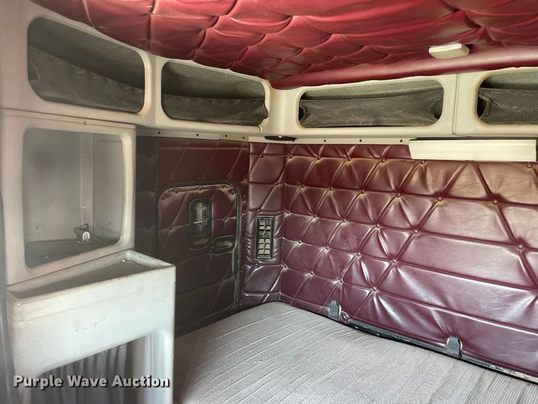 image for item DM2718 2002 Freightliner  FLD semi truck