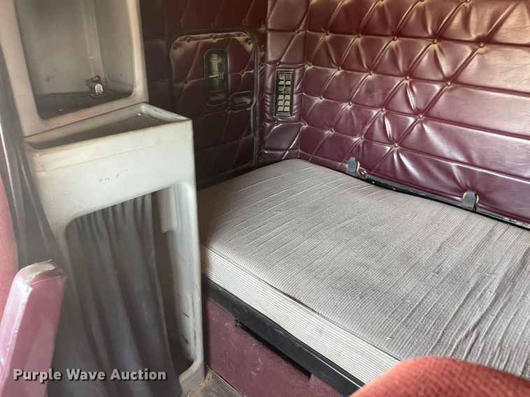 image for item DM2718 2002 Freightliner  FLD semi truck