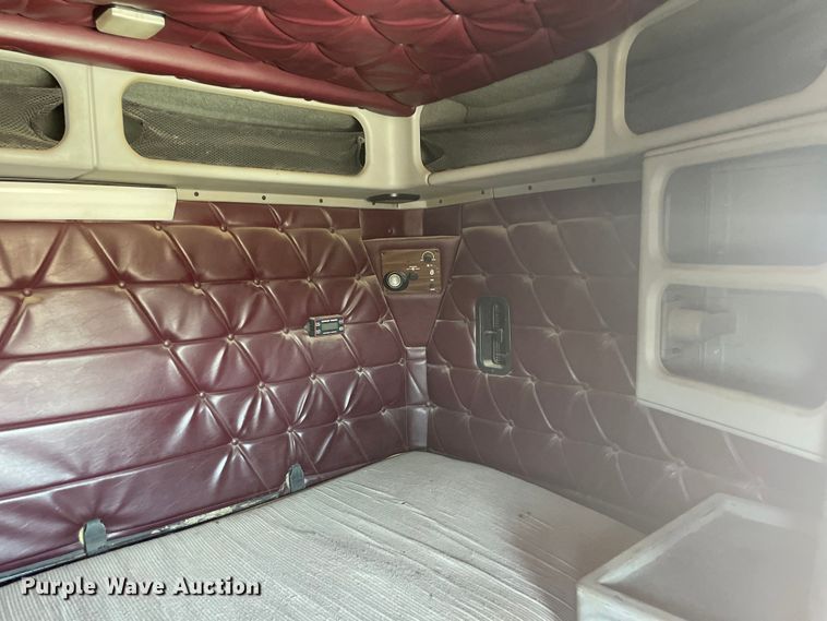 image for item DM2718 2002 Freightliner  FLD semi truck