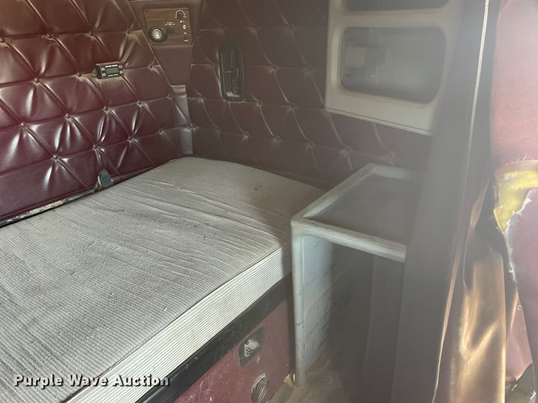 image for item DM2718 2002 Freightliner  FLD semi truck