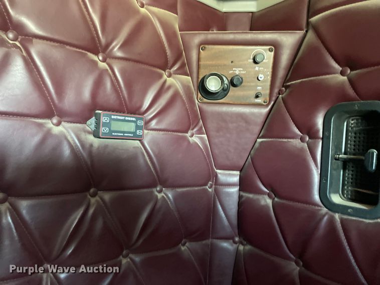 image for item DM2718 2002 Freightliner  FLD semi truck