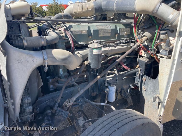 image for item DM2718 2002 Freightliner  FLD semi truck