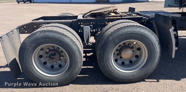 image for item DM2718 2002 Freightliner  FLD semi truck