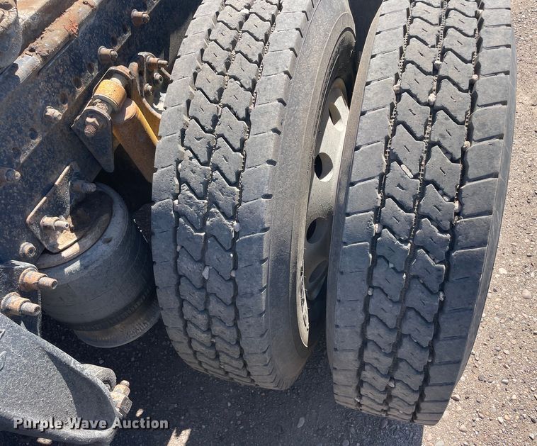 image for item DM2718 2002 Freightliner  FLD semi truck