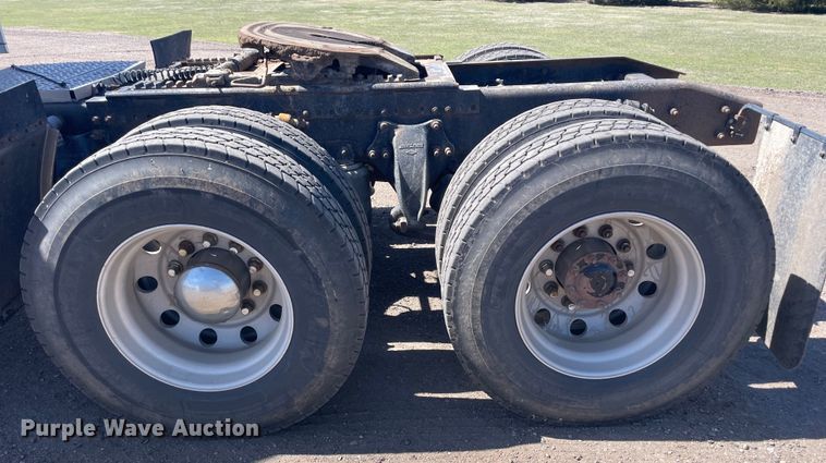 image for item DM2718 2002 Freightliner  FLD semi truck