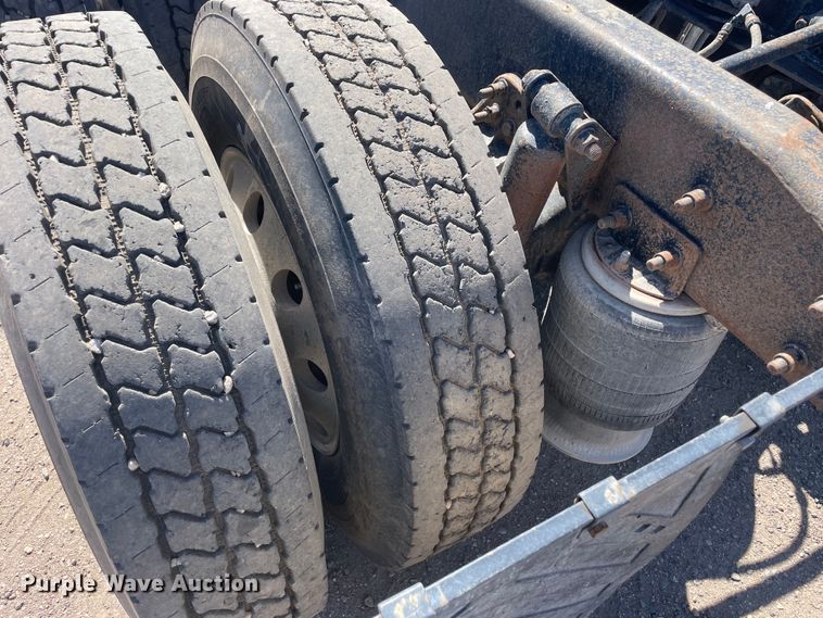 image for item DM2718 2002 Freightliner  FLD semi truck