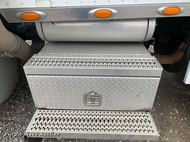 image for item DM7772 2007 Peterbilt 379 semi truck