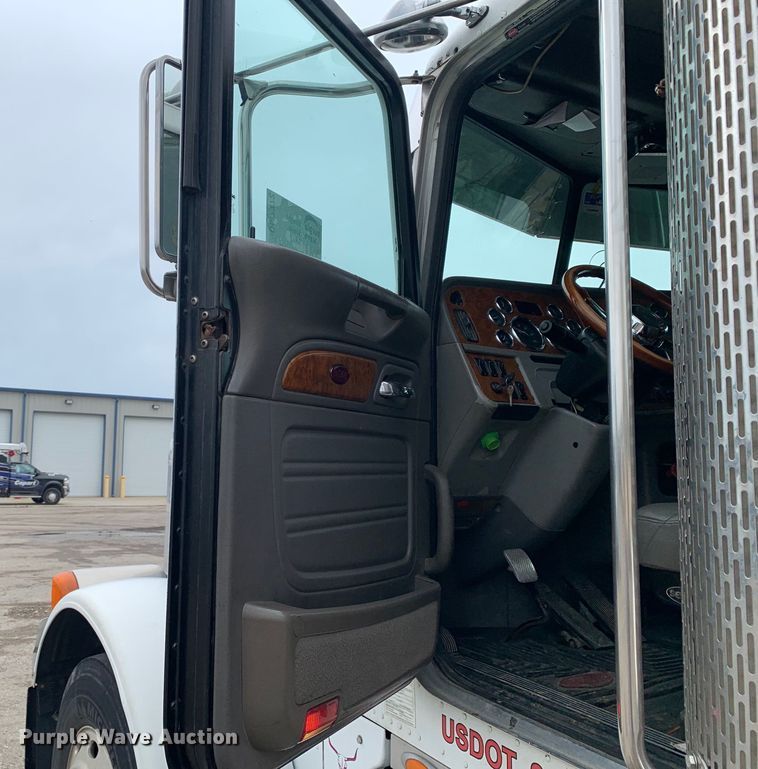 image for item DM7772 2007 Peterbilt 379 semi truck