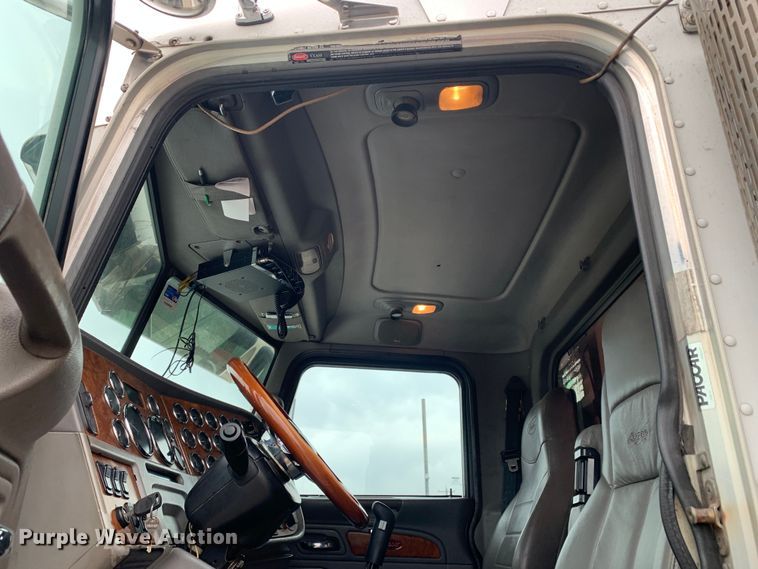 image for item DM7772 2007 Peterbilt 379 semi truck