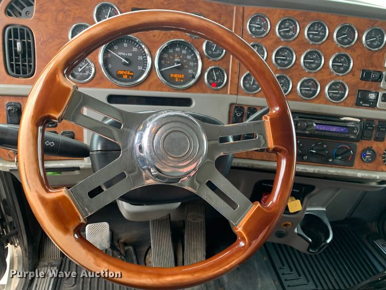 image for item DM7772 2007 Peterbilt 379 semi truck