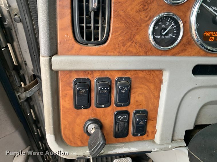 image for item DM7772 2007 Peterbilt 379 semi truck