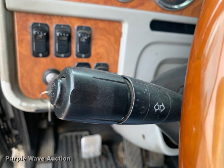 image for item DM7772 2007 Peterbilt 379 semi truck