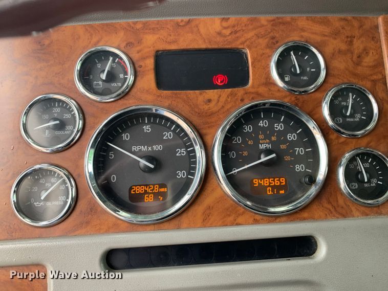 image for item DM7772 2007 Peterbilt 379 semi truck