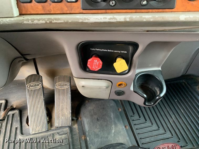 image for item DM7772 2007 Peterbilt 379 semi truck