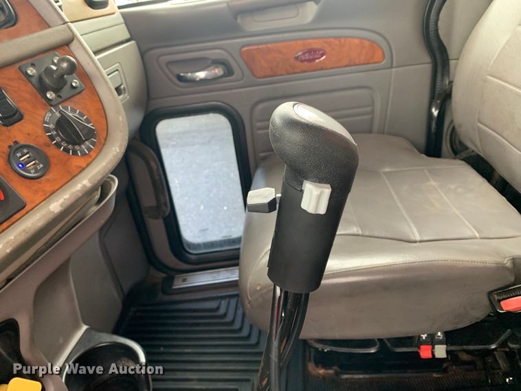 image for item DM7772 2007 Peterbilt 379 semi truck