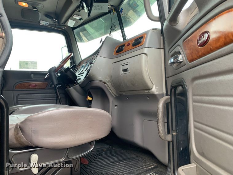 image for item DM7772 2007 Peterbilt 379 semi truck