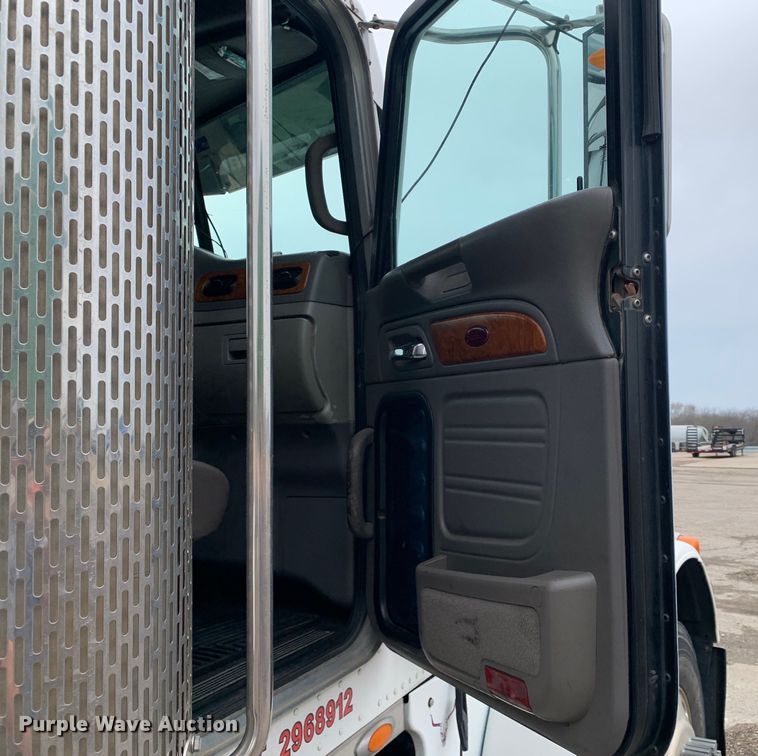 image for item DM7772 2007 Peterbilt 379 semi truck