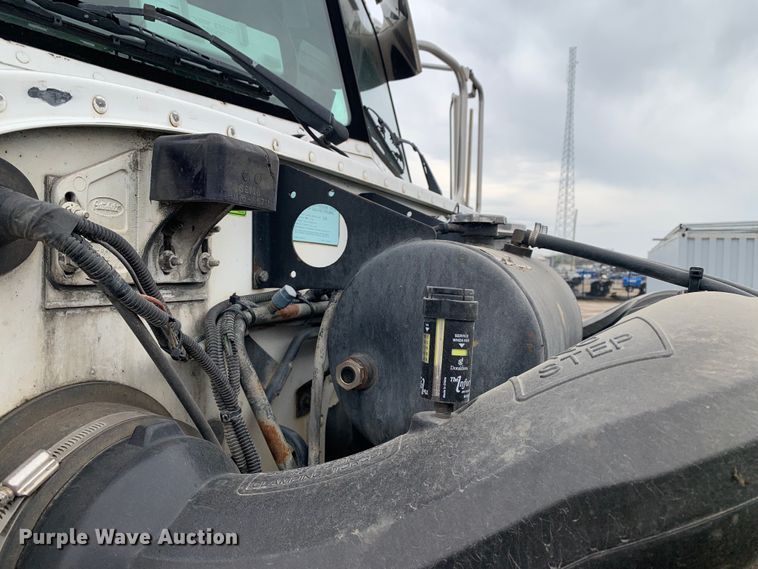 image for item DM7772 2007 Peterbilt 379 semi truck