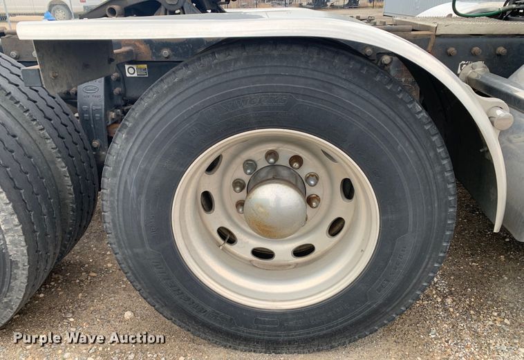 image for item DM7772 2007 Peterbilt 379 semi truck