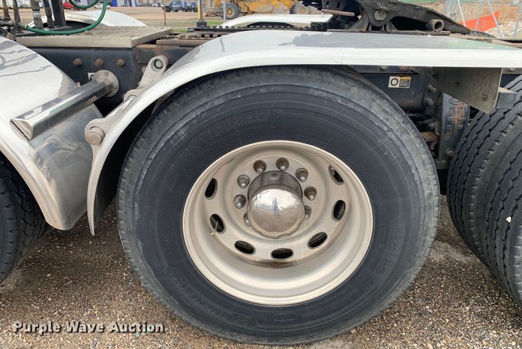 image for item DM7772 2007 Peterbilt 379 semi truck