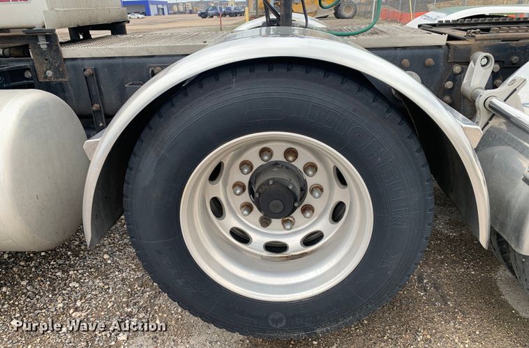 image for item DM7772 2007 Peterbilt 379 semi truck