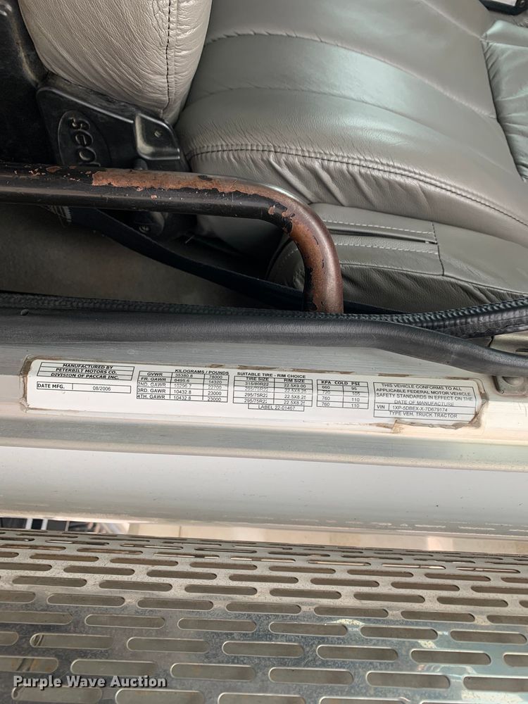 image for item DM7772 2007 Peterbilt 379 semi truck