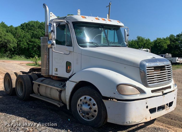 image for item DM7794 2009 Freightliner Columbia  semi truck