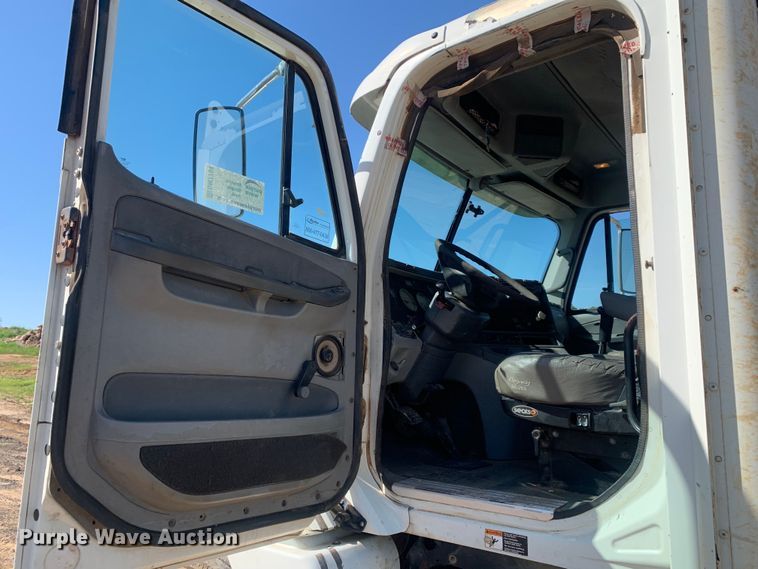 image for item DM7794 2009 Freightliner Columbia  semi truck