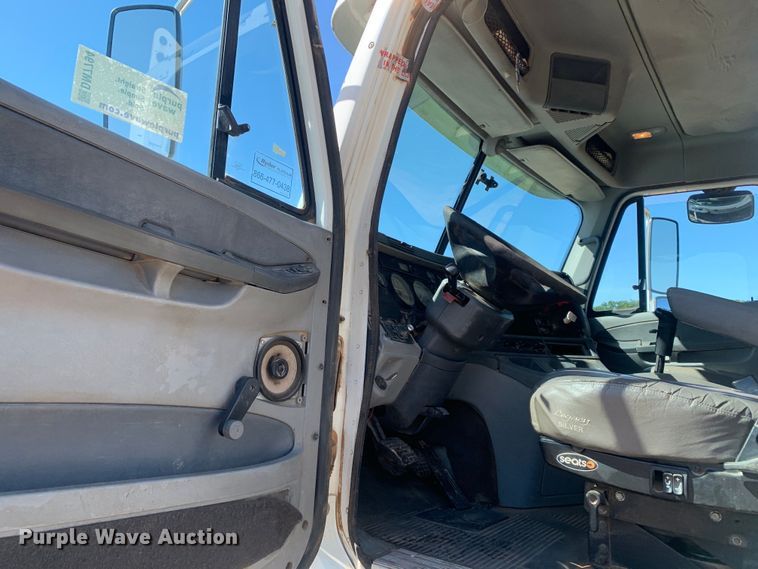 image for item DM7794 2009 Freightliner Columbia  semi truck