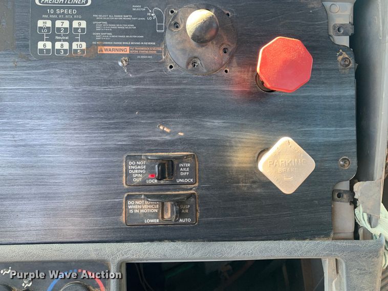 image for item DM7794 2009 Freightliner Columbia  semi truck