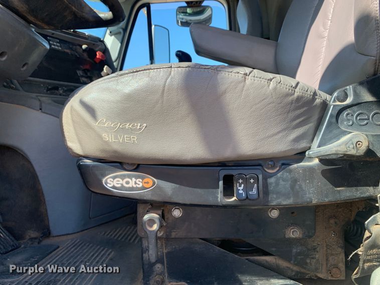 image for item DM7794 2009 Freightliner Columbia  semi truck