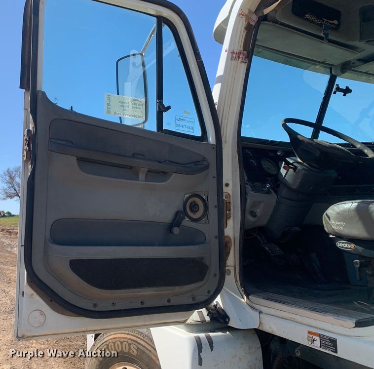 image for item DM7794 2009 Freightliner Columbia  semi truck