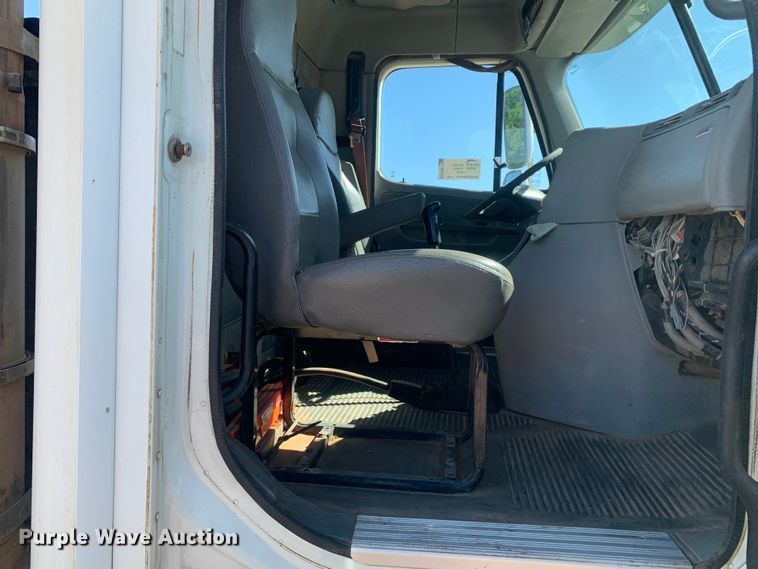 image for item DM7794 2009 Freightliner Columbia  semi truck