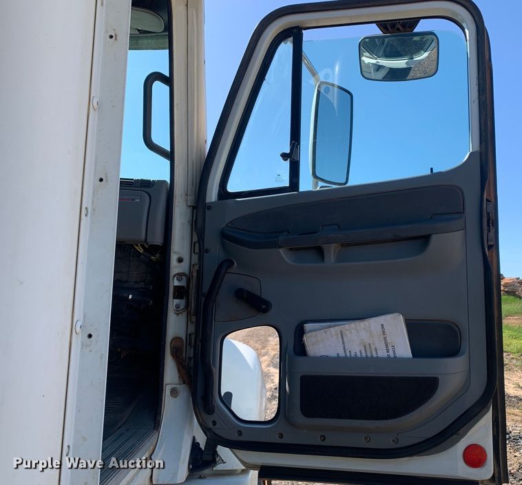 image for item DM7794 2009 Freightliner Columbia  semi truck