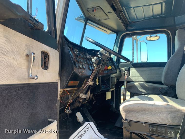 image for item DM7796 1989 Peterbilt 379 semi truck