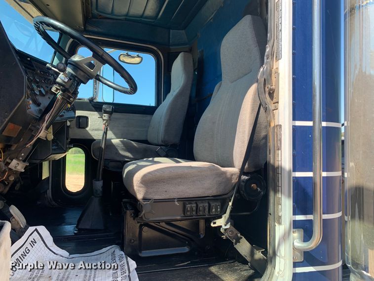 image for item DM7796 1989 Peterbilt 379 semi truck