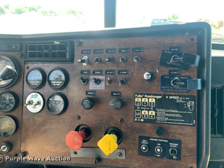 image for item DM7796 1989 Peterbilt 379 semi truck