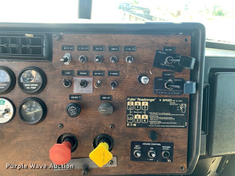 image for item DM7796 1989 Peterbilt 379 semi truck