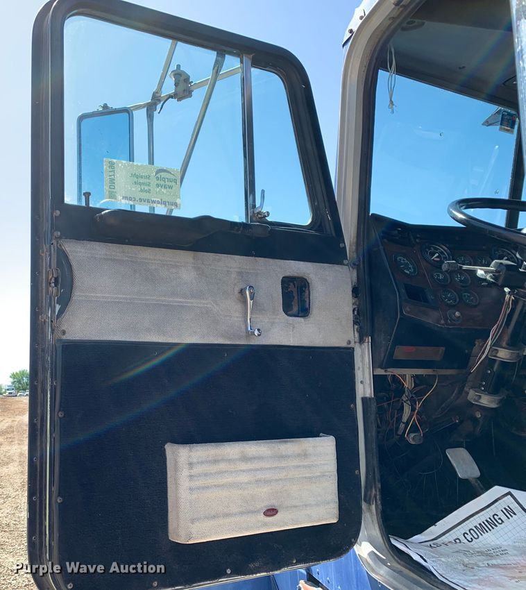 image for item DM7796 1989 Peterbilt 379 semi truck