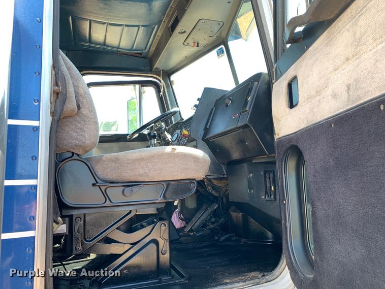 image for item DM7796 1989 Peterbilt 379 semi truck