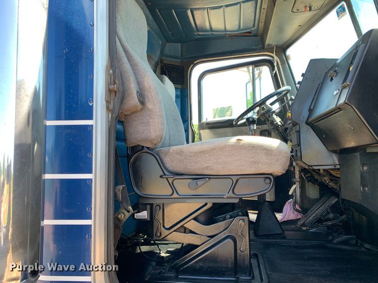 image for item DM7796 1989 Peterbilt 379 semi truck