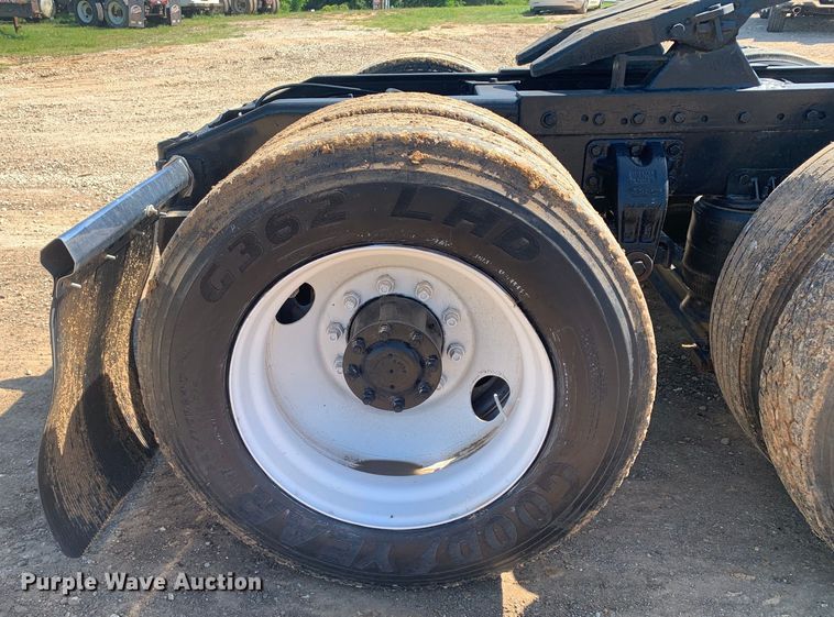 image for item DM7796 1989 Peterbilt 379 semi truck