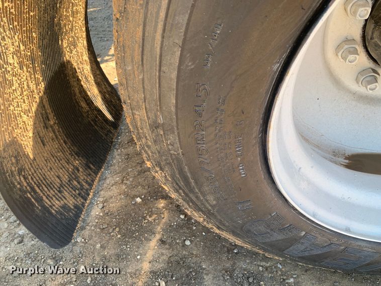 image for item DM7796 1989 Peterbilt 379 semi truck