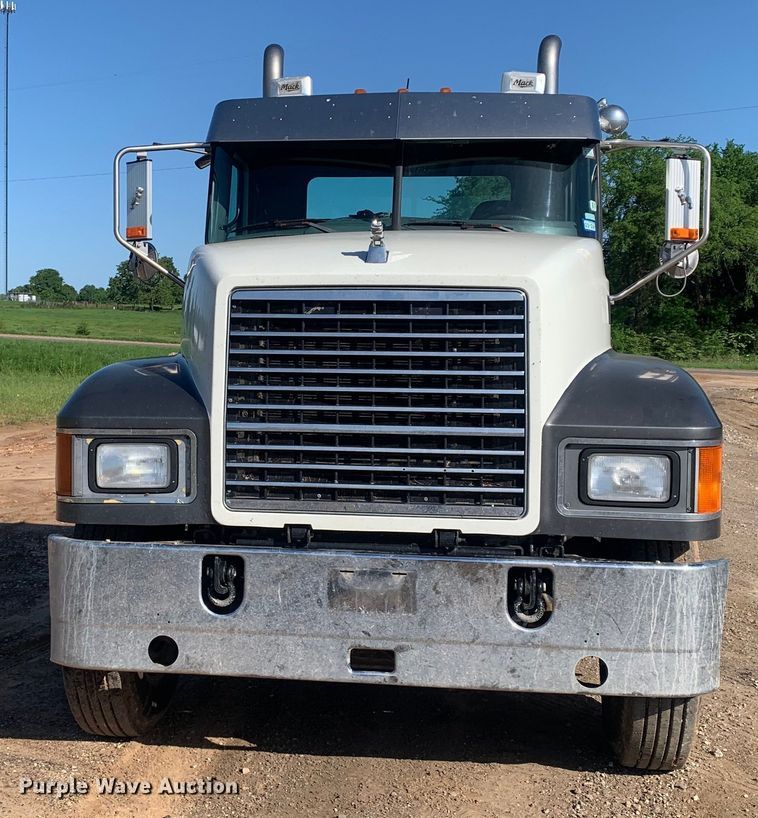 image for item DM7797 2015 Mack CHU613 semi truck