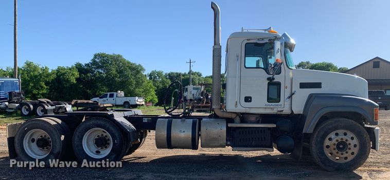 image for item DM7797 2015 Mack CHU613 semi truck