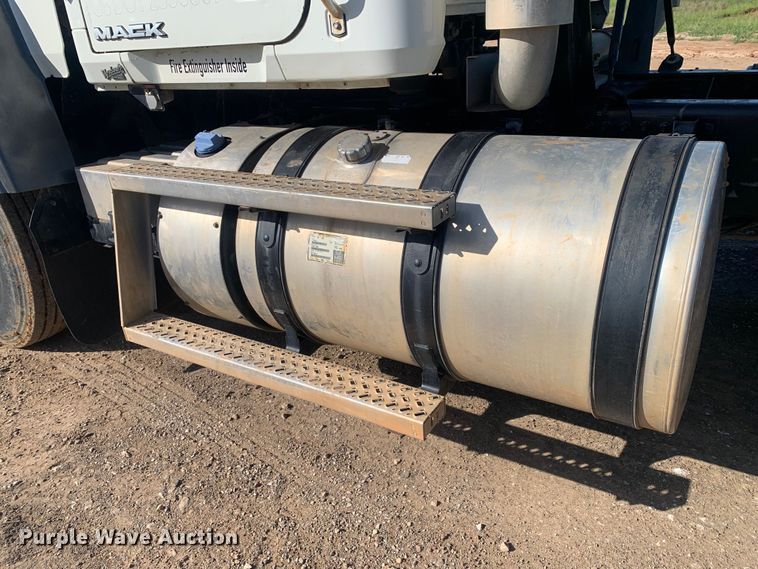 image for item DM7797 2015 Mack CHU613 semi truck